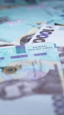 Ukrayna parası - 1000 Hryvnia, yakın plan, dikey video
