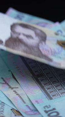 Ukrayna parası - 1000 Hryvnia, yakın plan, dikey video