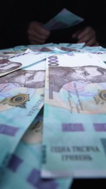 Ukrayna parası - 1000 Hryvnia, yakın plan, dikey video