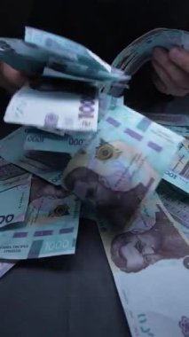 Ukrayna parası - 1000 Hryvnia, yakın plan, dikey video