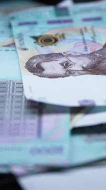 Ukrayna parası - 1000 Hryvnia, yakın plan, dikey video