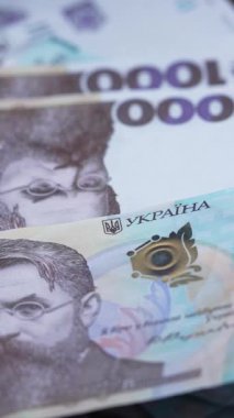 Ukrayna parası - 1000 Hryvnia, yakın plan, dikey video