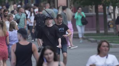KYIV, UKRAINE 25 Ağustos 2024: Yazın Ukrayna 'nın başkenti Kyiv' de kalabalık bir cadde