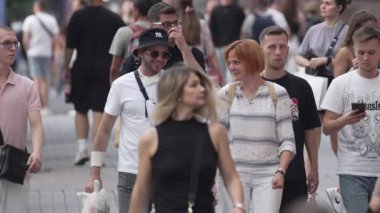 KYIV, UKRAINE 25 AĞUSTOS 2024: Ukrayna, Kyiv 'in merkezinde insanlar
