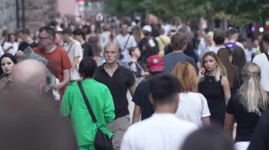 KYIV, UKRAINE 25 AĞUSTOS 2024: Ukrayna, Kyiv 'in merkezinde insanlar