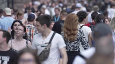 KYIV, UKRAINE 25 AĞUSTOS 2024: Ukrayna, Kyiv 'in merkezinde insanlar