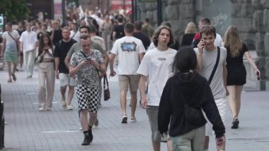 KYIV, UKRAINE 25 AĞUSTOS 2024: Ukrayna, Kyiv 'in merkezinde insanlar