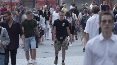 KYIV, UKRAINE 25 AĞUSTOS 2024: Ukrayna, Kyiv 'in merkezinde insanlar