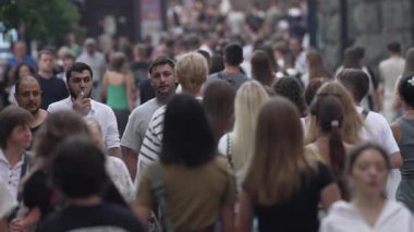 KYIV, UKRAINE 25 AĞUSTOS 2024: Ukrayna, Kyiv 'in merkezinde insanlar