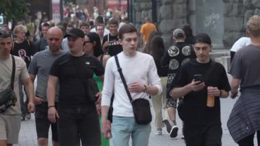 KYIV, UKRAINE 25 AĞUSTOS 2024: Ukrayna, Kyiv 'in merkezinde insanlar