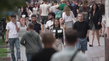 KYIV, UKRAINE 25 AĞUSTOS 2024: Ukrayna, Kyiv 'in merkezinde insanlar