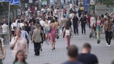 KYIV, UKRAINE 25 AĞUSTOS 2024: Ukrayna, Kyiv 'in merkezinde insanlar