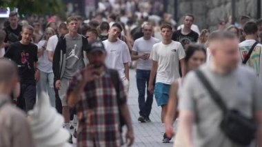 KYIV, UKRAINE 25 AĞUSTOS 2024: Ukrayna, Kyiv 'in merkezinde insanlar