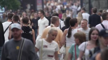 KYIV, UKRAINE 25 AĞUSTOS 2024: Ukrayna, Kyiv 'in merkezinde insanlar