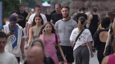 KYIV, UKRAINE 25 AĞUSTOS 2024: Ukrayna, Kyiv 'in merkezinde insanlar