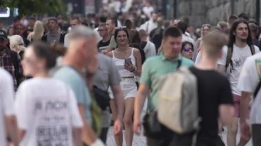 KYIV, UKRAINE 25 AĞUSTOS 2024: Ukrayna, Kyiv 'in merkezinde insanlar