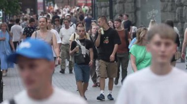 KYIV, UKRAINE 25 AĞUSTOS 2024: Ukrayna, Kyiv 'in merkezinde insanlar