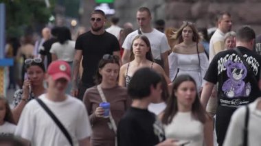 KYIV, UKRAINE 25 AĞUSTOS 2024: Ukrayna, Kyiv 'in merkezinde insanlar