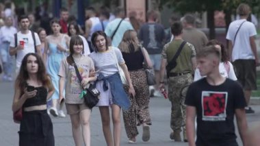 KYIV, UKRAINE 25 AĞUSTOS 2024: Ukrayna, Kyiv 'in merkezinde insanlar