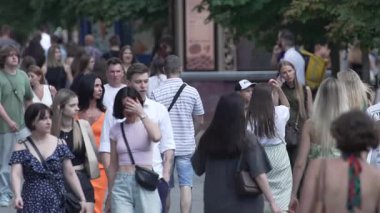 KYIV, UKRAINE 25 AĞUSTOS 2024: Ukrayna, Kyiv 'in merkezinde insanlar