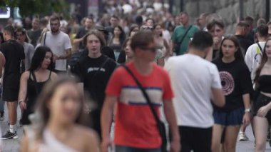 KYIV, UKRAINE 25 AĞUSTOS 2024: Ukrayna, Kyiv 'in merkezinde insanlar