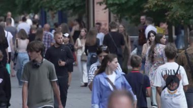 KYIV, UKRAINE 25 AĞUSTOS 2024: Ukrayna, Kyiv 'in merkezinde insanlar