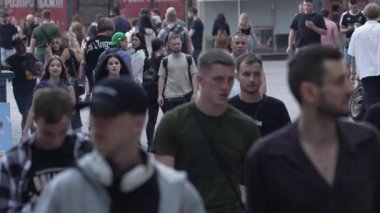 KYIV, UKRAINE 25 AĞUSTOS 2024: Ukrayna, Kyiv 'in merkezinde insanlar