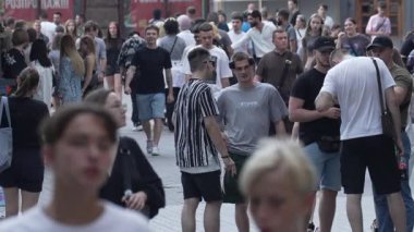 KYIV, UKRAINE 25 AĞUSTOS 2024: Ukrayna, Kyiv 'in merkezinde insanlar