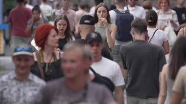 KYIV, UKRAINE 25 AĞUSTOS 2024: Ukrayna, Kyiv 'in merkezinde insanlar