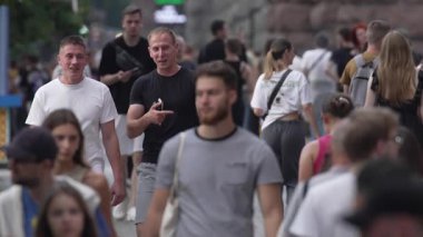 KYIV, UKRAINE 25 AĞUSTOS 2024: Ukrayna, Kyiv 'in merkezinde insanlar