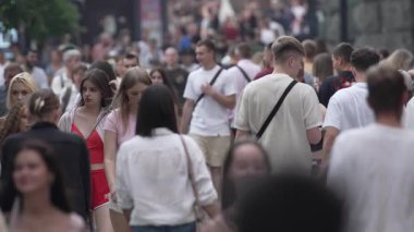 KYIV, UKRAINE 25 AĞUSTOS 2024: Ukrayna, Kyiv 'in merkezinde insanlar