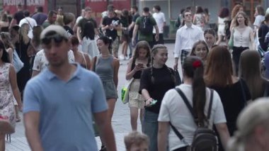 KYIV, UKRAINE 25 Ağustos 2024: Yazın Ukrayna 'nın başkenti Kyiv' de kalabalık