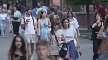 KYIV, UKRAINE 25 Ağustos 2024: Yazın Ukrayna 'nın başkenti Kyiv' de kalabalık