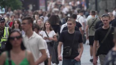 KYIV, UKRAINE 25 Ağustos 2024: Yazın Ukrayna 'nın başkenti Kyiv' de kalabalık