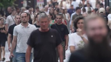 KYIV, UKRAINE 25 Ağustos 2024: Yazın Ukrayna 'nın başkenti Kyiv' de kalabalık