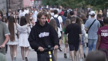KYIV, UKRAINE 25 Ağustos 2024: Yazın Ukrayna 'nın başkenti Kyiv' de kalabalık