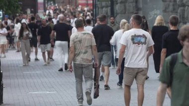KYIV, UKRAINE 25 Ağustos 2024: Yazın Ukrayna 'nın başkenti Kyiv' de kalabalık