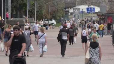 KYIV, UKRAINE 25 Ağustos 2024: Yazın Ukrayna 'nın başkenti Kyiv' de kalabalık