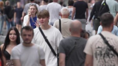 KYIV, UKRAINE 25 Ağustos 2024: Yazın Ukrayna 'nın başkenti Kyiv' de kalabalık