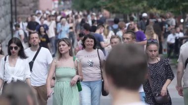 KYIV, UKRAINE 25 Ağustos 2024: Yazın Ukrayna 'nın başkenti Kyiv' de kalabalık