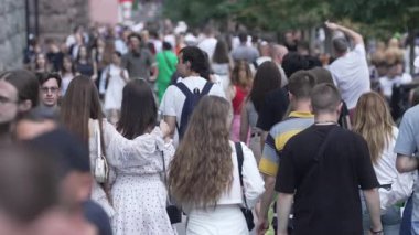 KYIV, UKRAINE 25 Ağustos 2024: Yazın Ukrayna 'nın başkenti Kyiv' de kalabalık