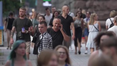 KYIV, UKRAINE 25 Ağustos 2024: Yazın Ukrayna 'nın başkenti Kyiv' de kalabalık