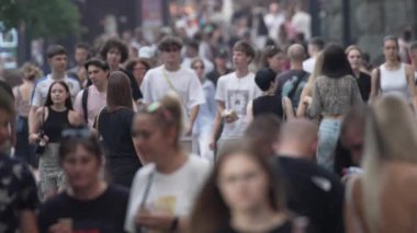 KYIV, UKRAINE 25 Ağustos 2024: Yazın Ukrayna 'nın başkenti Kyiv' de kalabalık