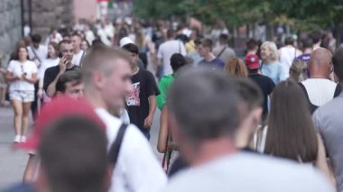 KYIV, UKRAINE 25 Ağustos 2024: Yazın Ukrayna 'nın başkenti Kyiv' de kalabalık