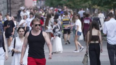 KYIV, UKRAINE 25 Ağustos 2024: Yazın Ukrayna 'nın başkenti Kyiv' de kalabalık