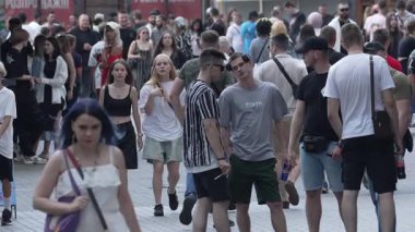 KYIV, UKRAINE 25 Ağustos 2024: Yazın Ukrayna 'nın başkenti Kyiv' de kalabalık