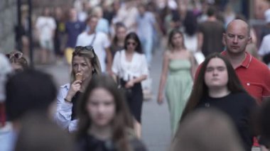 KYIV, UKRAINE 25 Ağustos 2024: Yazın Ukrayna 'nın başkenti Kyiv' de kalabalık