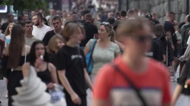 KYIV, UKRAINE 25 Ağustos 2024: Yazın Ukrayna 'nın başkenti Kyiv' de kalabalık