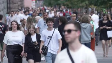 KYIV, UKRAINE 25 Ağustos 2024: Yazın Ukrayna 'nın başkenti Kyiv' de kalabalık