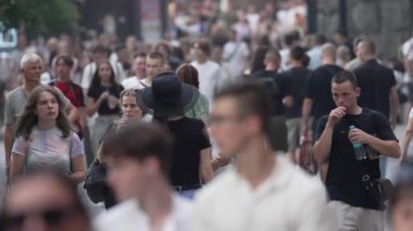 KYIV, UKRAINE 25 Ağustos 2024: Yazın Ukrayna 'nın başkenti Kyiv' de kalabalık